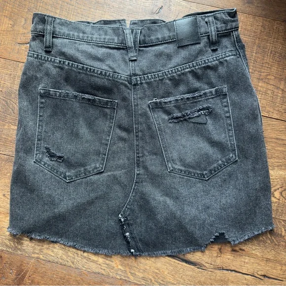 NWT- Free People Brea Cut Off dark Denim
Skirt size 28 - Picture 4 of 13